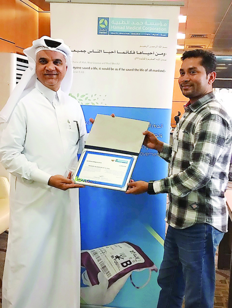 A Masraf Al Rayan employee being honoured for participating in the blood donation campaign. 