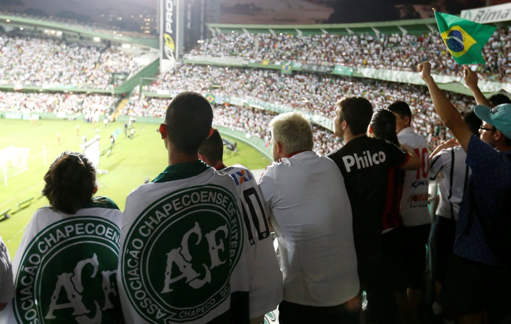 Fans gather at the Couto Pereira stadium during a symbolic event to remember the Chapecoense soccer team who died in a plane crash in Colombia, in Curitiba, Brazil, December 7, 2016. REUTERS/Rodolfo Buhrer
