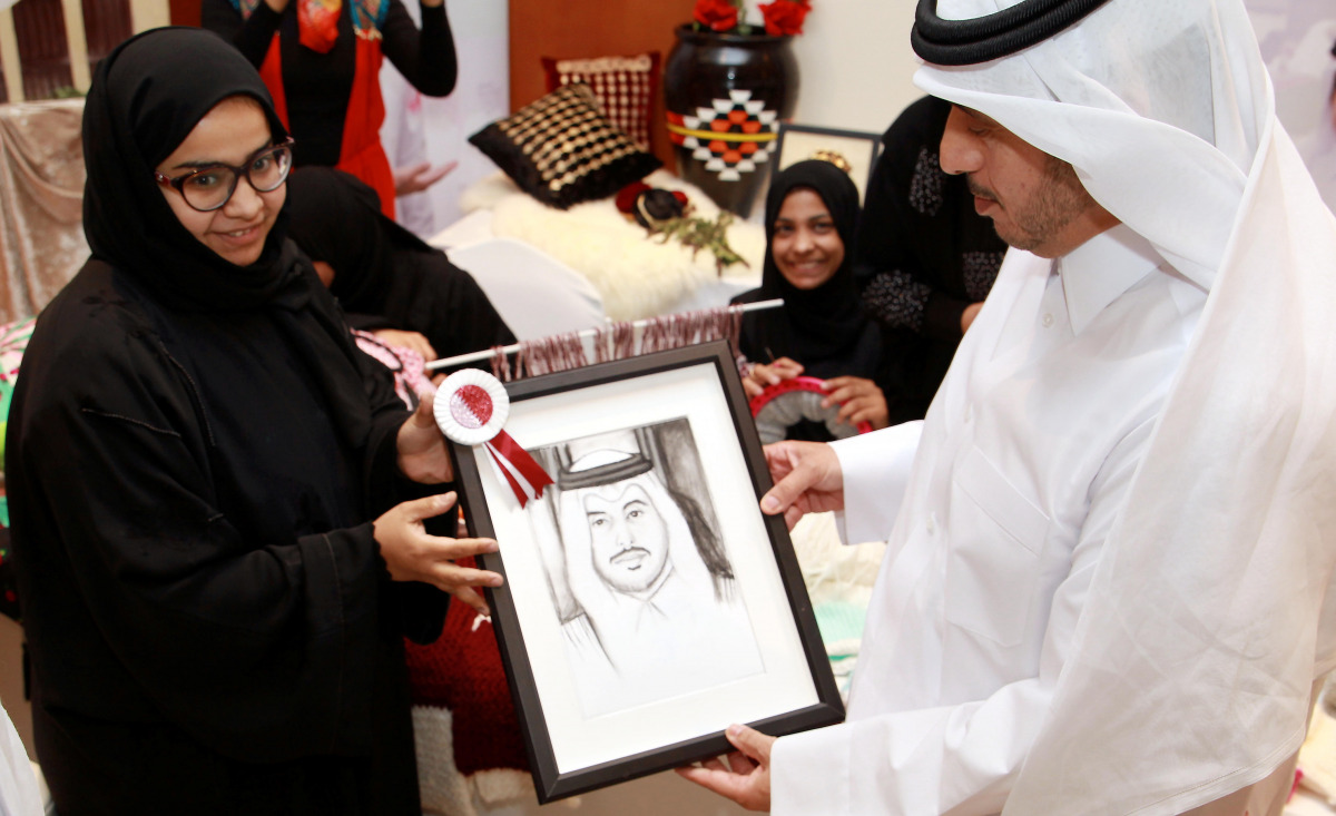  The Prime Minister and Minister of Interior H E Sheikh Abdullah bin Nasser bin Khalifa Al Thani presented an art work by one of the participants. Pic. by Qassim Rahmatullah