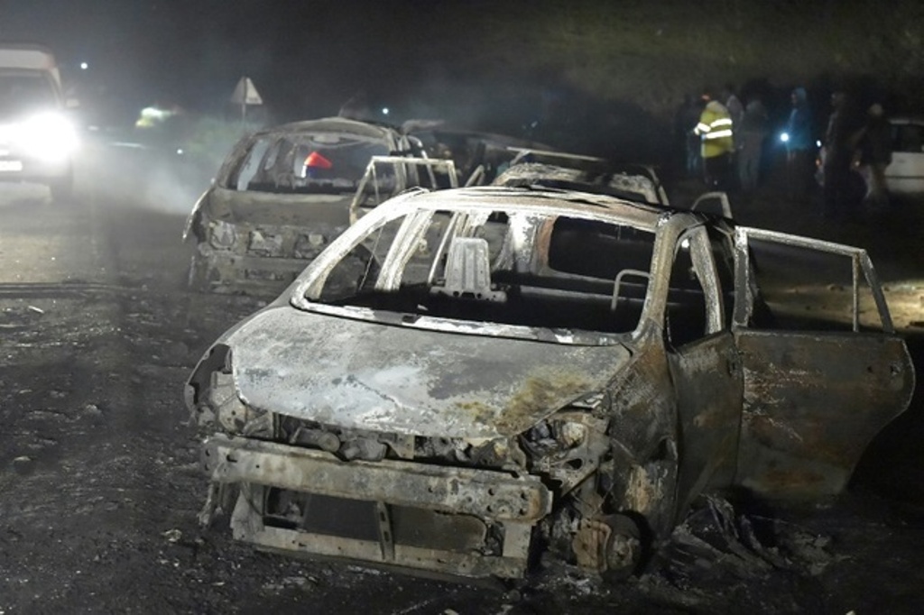 Vehicles damaged in an oil tanker explosion are seen outside the town of Naivasha, Kenya, on December 11, 2016 ©Simon MAINA (AFP)