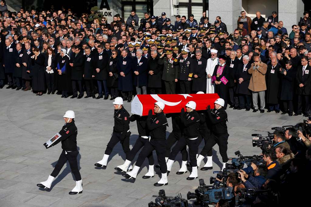 Turkish police officers carry a coffin of a fellow officer during a ceremony for police officers killed in Saturday's blasts in Istanbul, Turkey, December 11, 2016. REUTERS/Murad Sezer

