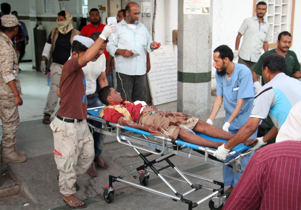 Graphic content / A wounded Yemeni man arrives at a hospital on December 10, 2016 after a suicide bomber killed 35 soldiers and wounded around 50 others at a military camp in Yemen's southern city of Aden. / AFP / SALEH AL-OBEIDI