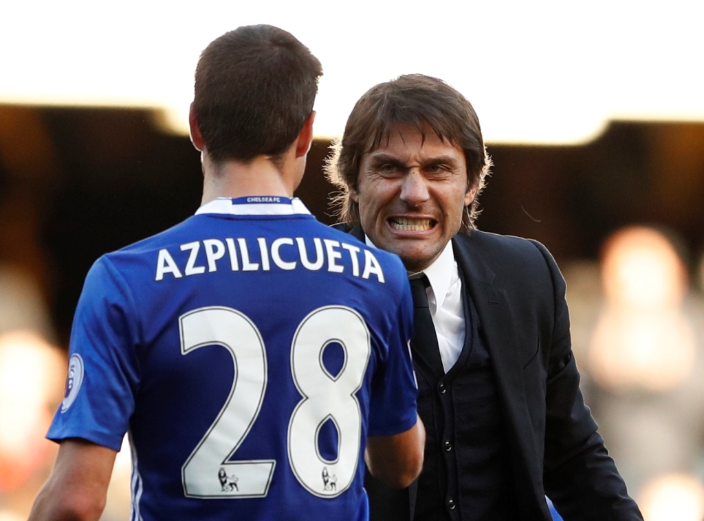 Chelsea manager Antonio Conte celebrates after the game with Cesar Azpilicueta Action Images via Reuters / John Sibley 