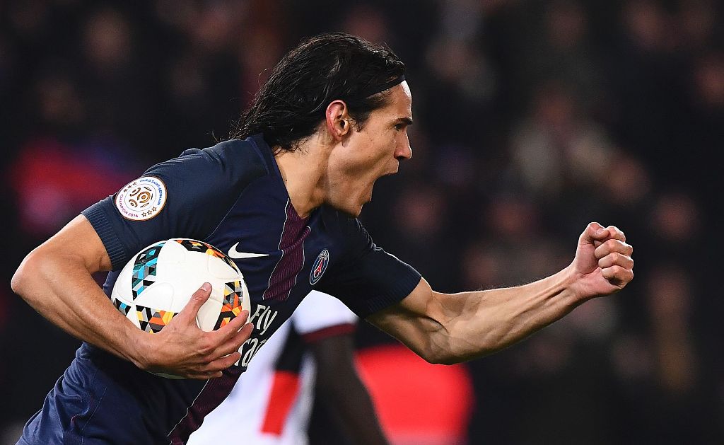 Paris Saint-Germain's Uruguayan forward Edinson Cavani celebrates after scoring a goal during the French L1 football match between Paris Saint-Germain and Nice at the Parc des Princes stadium in Paris on Deecmber 11, 2016. / AFP / FRANCK FIFE

