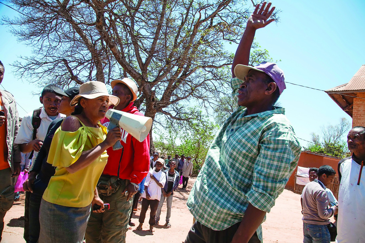 People protesting the presence of the Jiuxing Chinese mining company near the mining site in Soamahamanina.