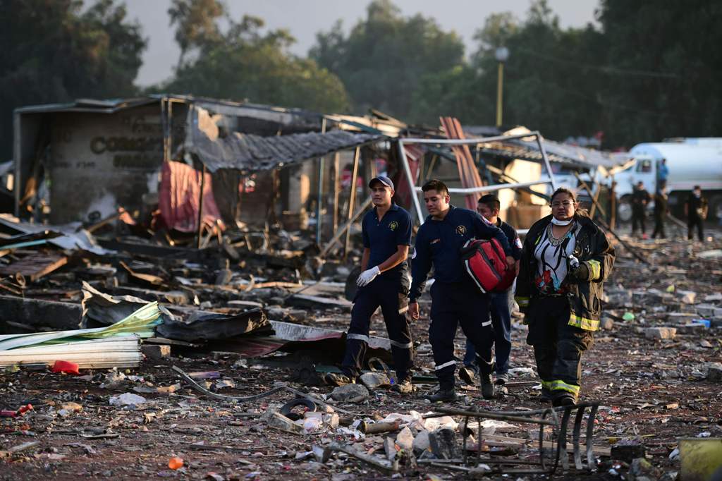 Rescue workers search amid the debris left by a huge blast that occured in a fireworks market in Mexico City, on December 20, 2016 killing at least 26 people and injuring scores. AFP / RONALDO SCHEMIDT
