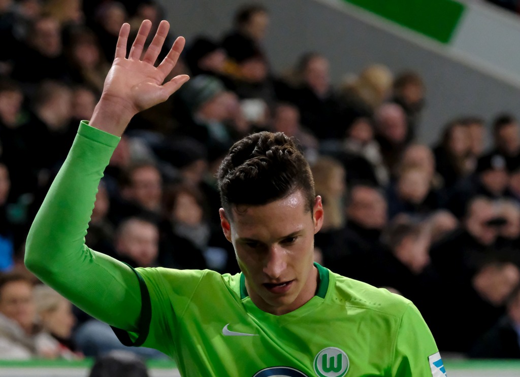 (FILES) This file photo taken on December 17, 2016 shows Wolfsburg's midfielder Julian Draxler waving during the German first division Bundesliga football match between VfL Wolfsburg and Eintracht Frankfurt in Wolfsburg, northern Germany.  AFP / dpa / Pet