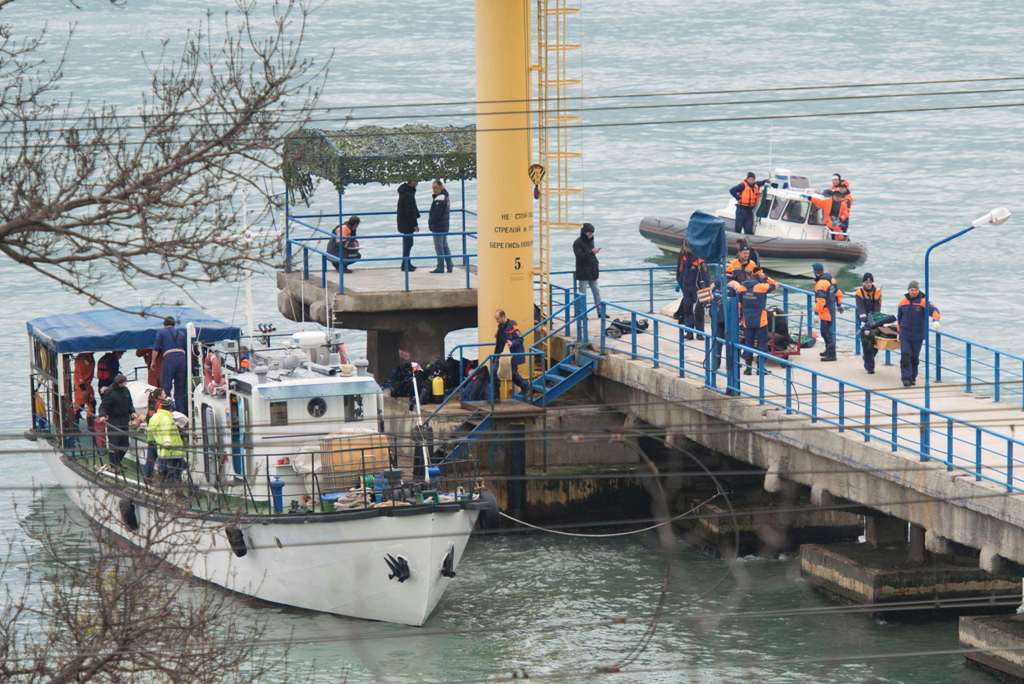 Russian Emergencies Ministry members work at a quay of the Black Sea near the crash site of Russian military Tu-154 plane, in the Sochi suburb of Khosta, Russia, Russia December 25, 2016. REUTERS.