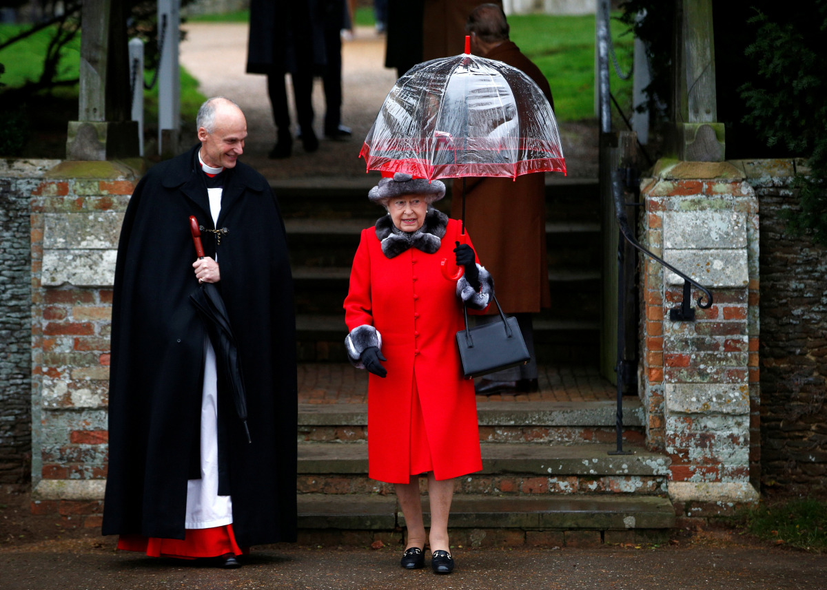 Britain's Queen Elizabeth leaves after attending the Christmas Day service at church in Sandringham, eastern England, December 25, 2015. REUTERS/Peter Nicholls