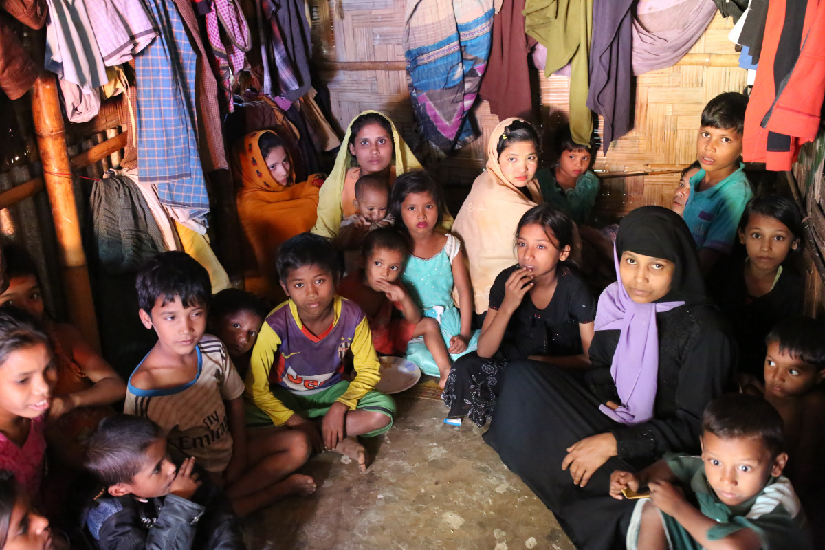 Rohingya Muslims who have been taken shelter in Bangladesh from Myanmar at Leda unregistered Rohingya camp in Takenaf Bangladesh on November 26, 2016 (AA) 