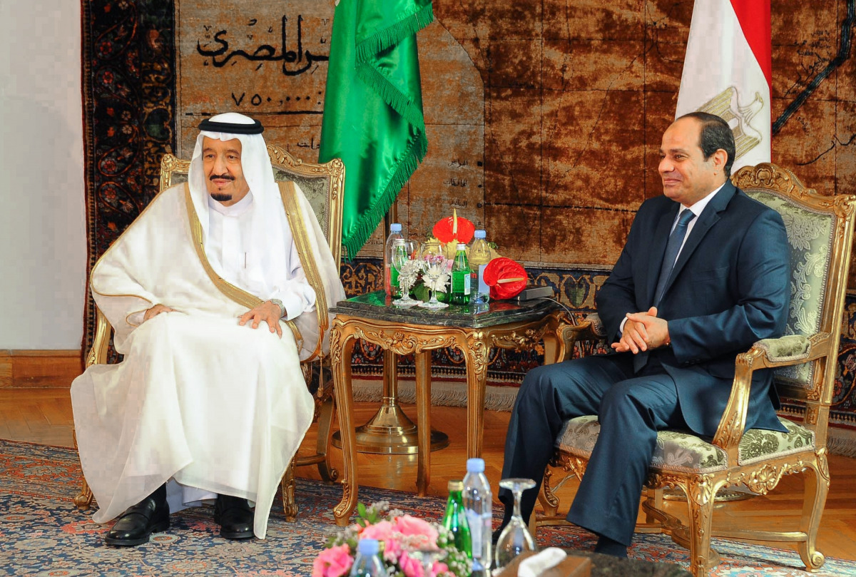 Custodian of the two Holy Mosques Salman bin Abdulaziz Al Saud of Saudi Arabia with the President of Egypt Abdel Fattah el-Sisi in Cairo, April 8, 2016 (Egyptian Presidency / Anadolu Agency)