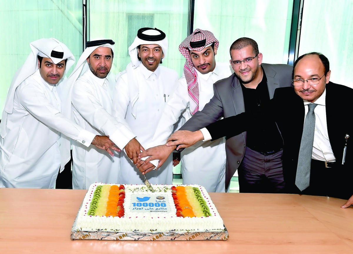 The number of followers of the official Twitter account of the Ministry of Municipality and Environment has crossed 100,000. The Public Relations Department of the Ministry yesterday celebrated the achievement in the presence of Khalaf Ajlan Al-Anzi, Dire
