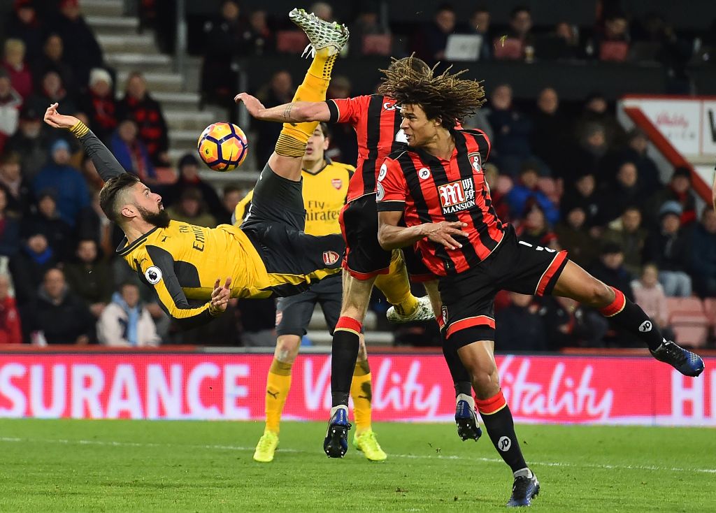 Arsenal's French striker Olivier Giroud (L) fails to connect with this overhead shot during the English Premier League football match between Bournemouth and Arsenal at the Vitality Stadium in Bournemouth, southern England on January 3, 2017.  AFP / Glyn 