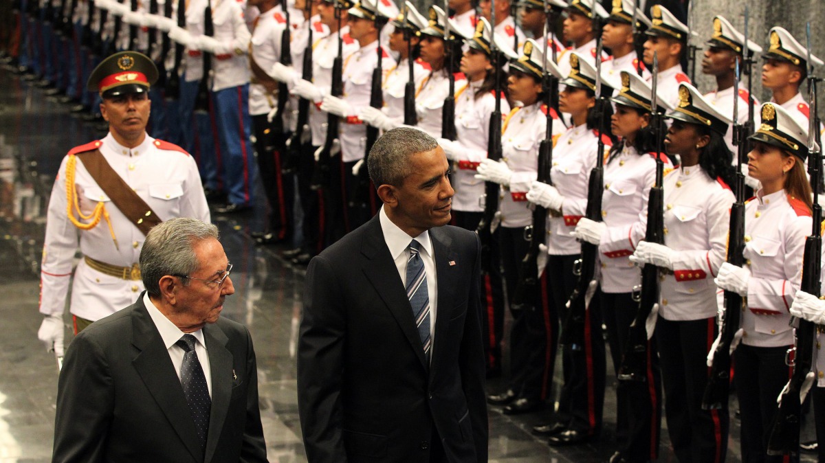 US President Barack Obama is received by President of Cuba Raul Castro at the Palace of the Revolution in Havana, Cuba, March 21, 2016 (EPA / ALEJANDRO ERNESTO) 