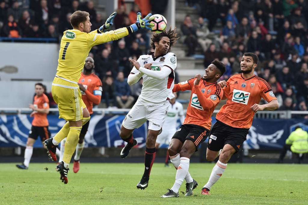 Lorient's French goalkeeper Benjamin Lecomte (L) vies with Nice's French midfielder Marcel Vincent (C) during the French Cup football match between Lorient and Nice on January 8, 2018 at the Moustoir stadium of Lorient, western France. / AFP / JEAN-SEBAST