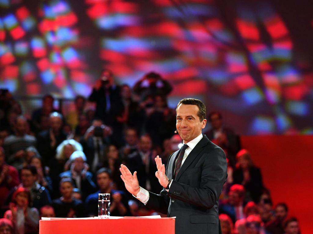 Austrian chancellor Christian Kern delivers a speech on the future of Austria in Wels, Upper Austria, on January 11, 2017.  AFP / APA / BARBARA GINDL
