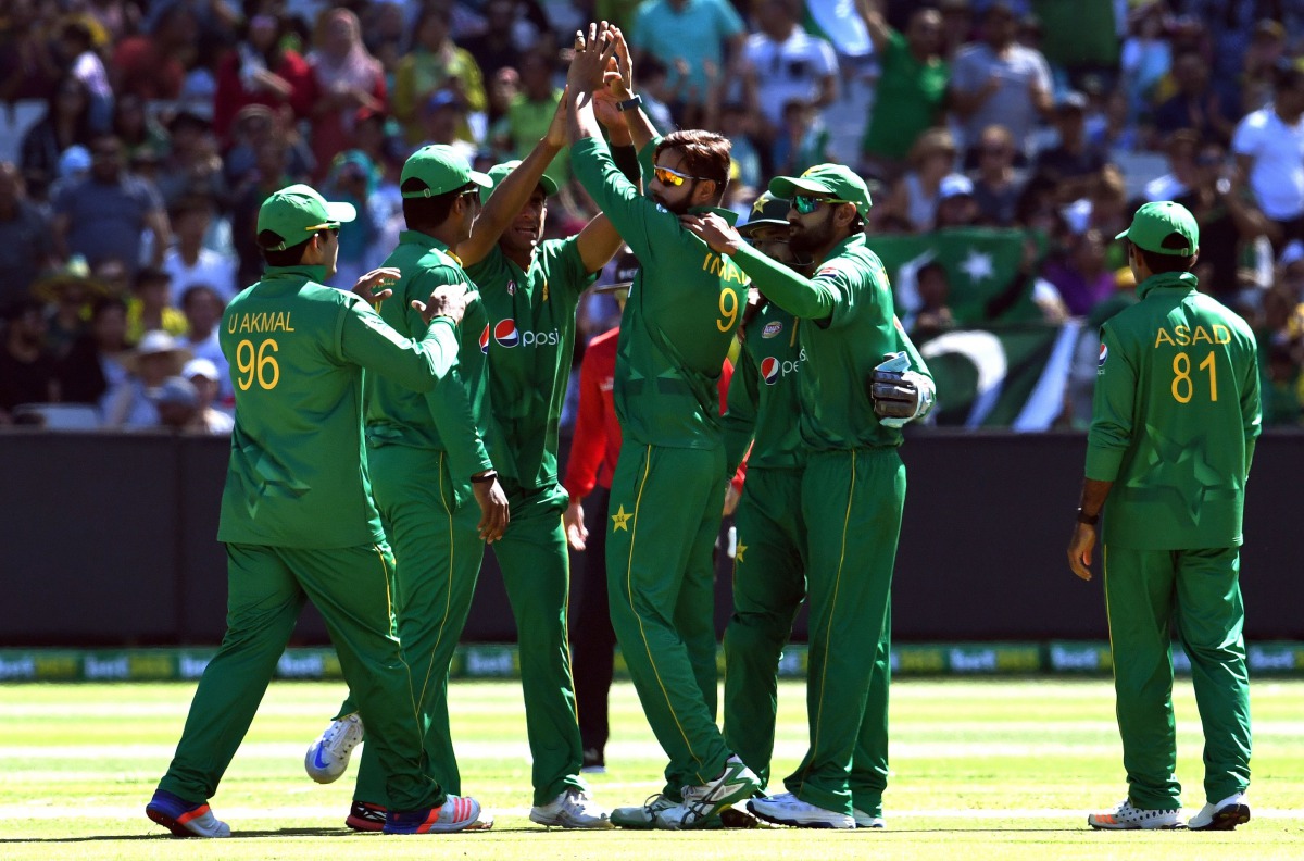Pakistan bowler Imad Wasim (C) celebrates with teammates after dismissing Australia's batsman Genn Maxwell during their one-day international (ODI) cricket match played at the MCG in Melbourne on 15 January, 2017. (AFP / WILLIAM WEST)