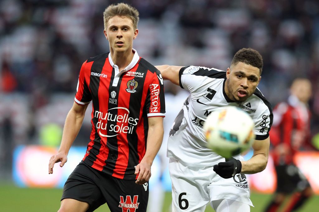Metz's French defender Simon Falette (R) vies with Nice's French defender Arnaud Souquet during the French L1 football match Nice (OGCN) vs Metz (FCM) on January 15, 2017 at the Allianz Riviera stadium in Nice, southeastern France. / AFP / VALERY HACHE
