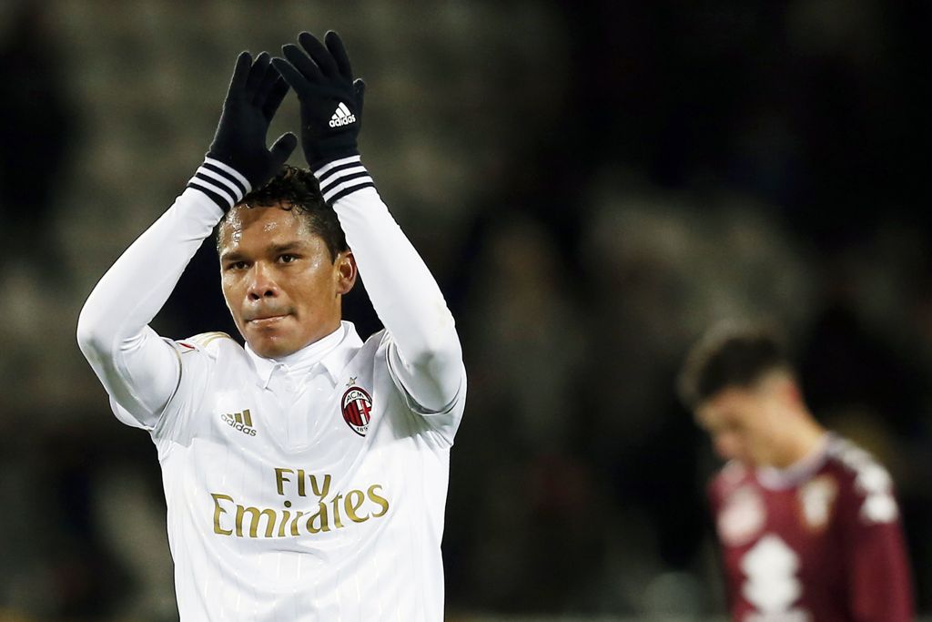 AC Milan's forward Carlos Bacca from Colombia celebrates at the end of the Italian Serie A football match Torino Vs AC Milan on January 16, 2017 at the 'Grande Torino Stadium' in Turin. / AFP / MARCO BERTORELLO
