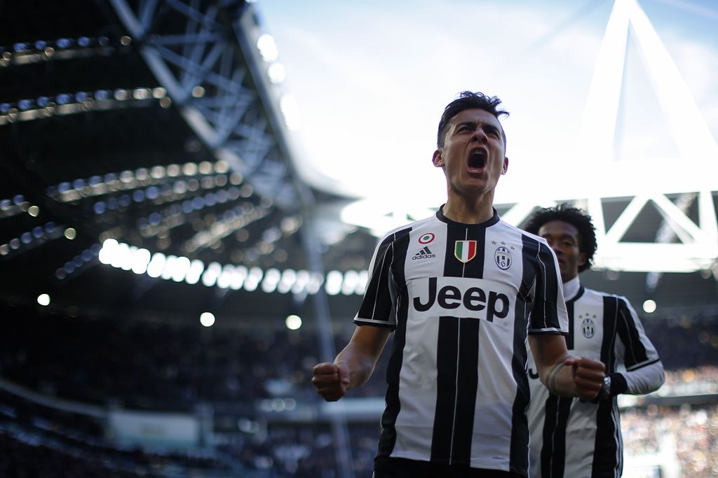 Juventus' forward Paulo Dybala from Argentina celebrates after scoring during the Serie A football match Juventus vs Lazio on January 22, 2017 at the Juventus Stadium in Turin. / AFP / MARCO BERTORELLO
