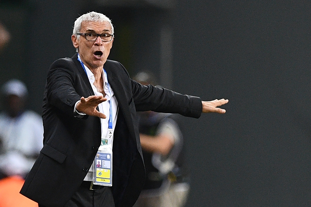 Egypt's Argentinian coach Hector Raul Cuper reacts during the 2017 Africa Cup of Nations group D football match between Egypt and Ghana in Port-Gentil on January 25, 2017. / AFP / Justin TALLIS
