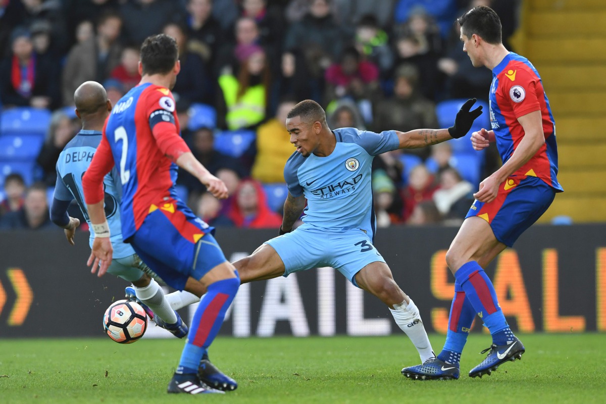 Manchester City's Brazilian striker Gabriel Jesus (C) stretches for the ball during the English FA Cup fourth round football match between Crystal Palace and Manchester City at Selhurst Park in south London on January 28, 2017. (AFP / Ben STANSALL)