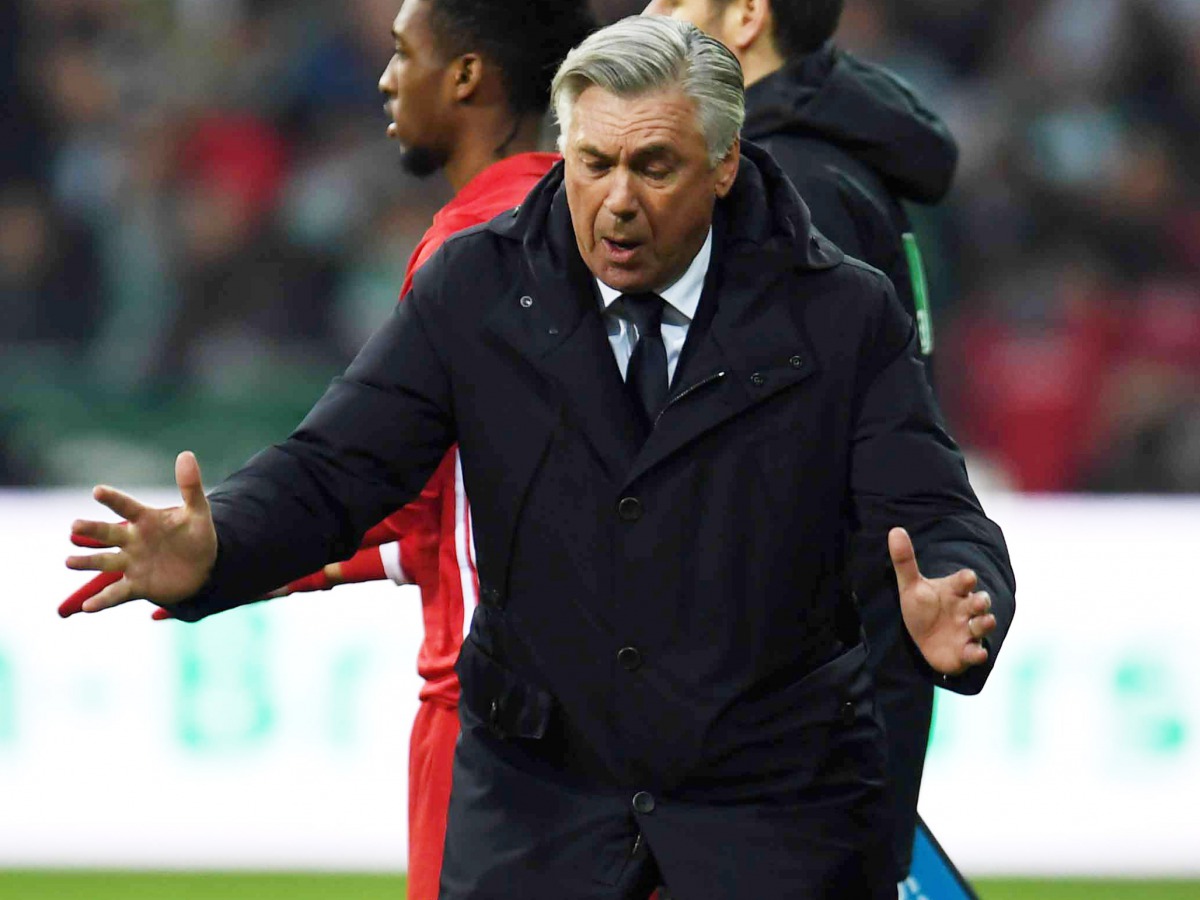 Bayern Munich's Italian head coach Carlo Ancelotti reacts during the German first division Bundesliga football match of Werder Bremen vs FC Bayern Munich in Bremen , nothern Germany, on January 28, 2017. (AFP / PATRIK STOLLARZ)