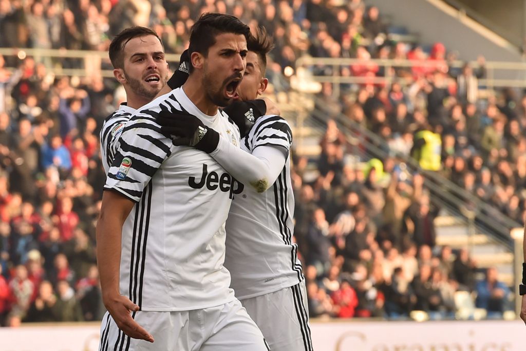 Juventus' midfielder from Germany Sami Khedira celebrates with teammates Juventus' forward from Argentina Paulo Dybala and Miralem Pjanic (L) after scoring during the Italian Serie A football match Sassuolo vs Juventus at 