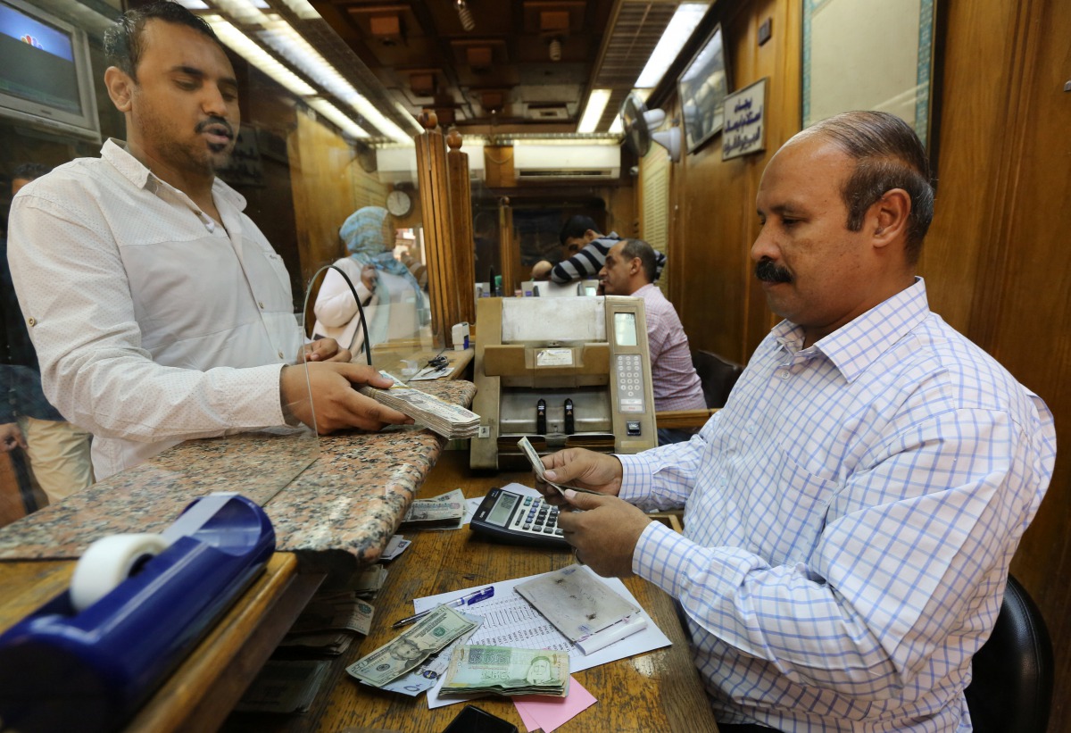 A customer exchanges US dollars to Egyptian pounds in a foreign exchange office in central Cairo, November 3, 2016 (REUTERS / Mohamed Abd El Ghany) 