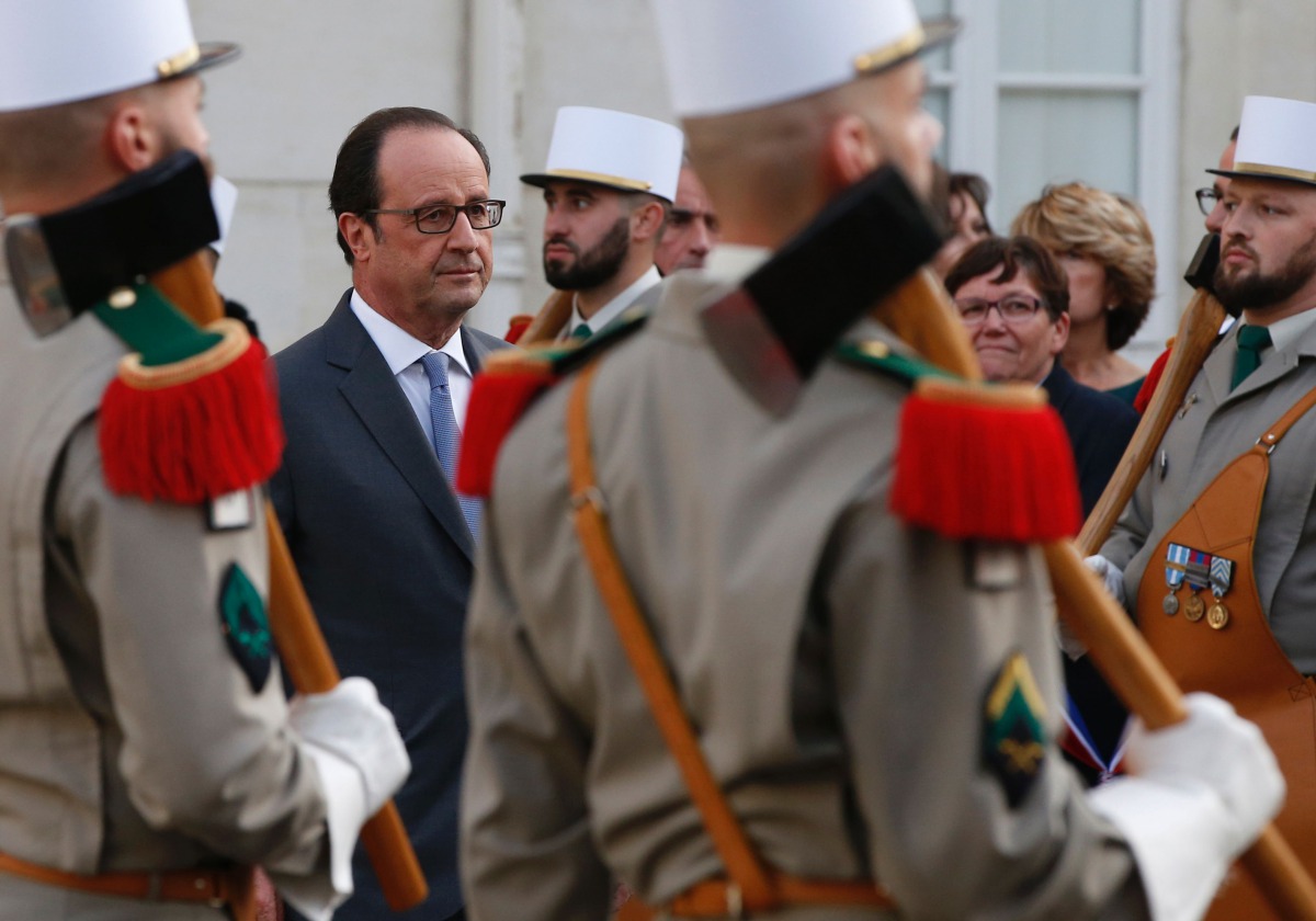 French President Francois Hollande reviews French Foreign legion troops during an official visit to the Canal du Midi in Castelnaudary, southern France, November 19, 2016 (AFP / Guillaume HORCAJUELPO) 