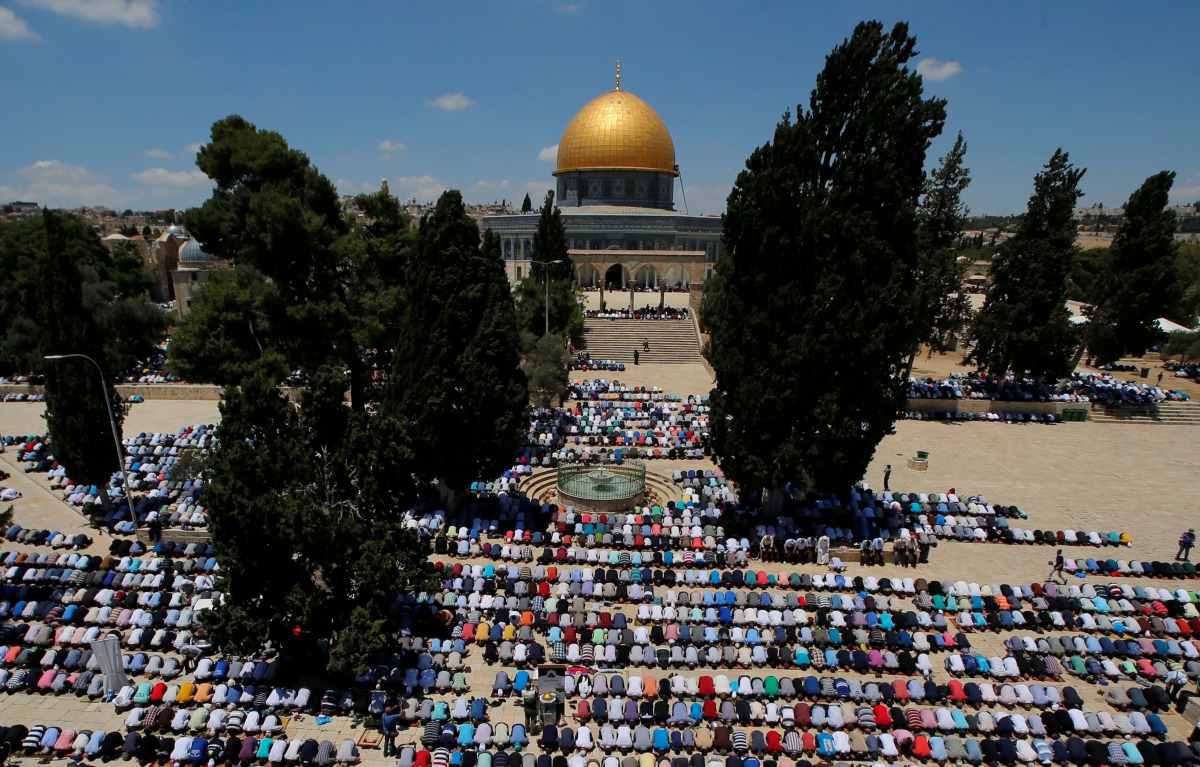 Palestinians pray on the first Friday of Ramadan on Haram al-Sharif compound in Jerusalem June 10, 2016 (REUTERS / Ammar Awad) 