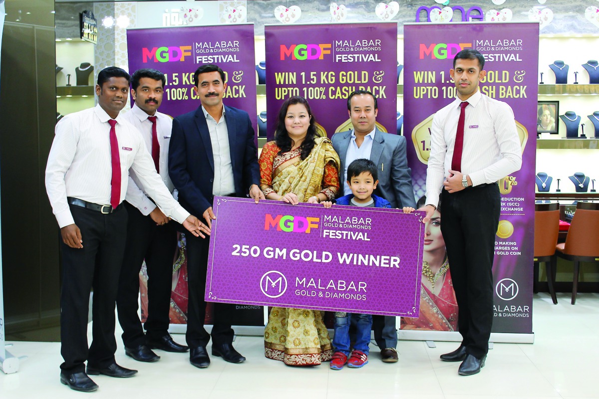 Ms. Ambika Pandey, fifth raffle draw winner of ‘Malabar Gold & Diamond Festival, receives 250 grammes of gold from Santhosh T V, Regional Head, Qatar, in the presence of  officials from Malabar Gold & Diamonds. 