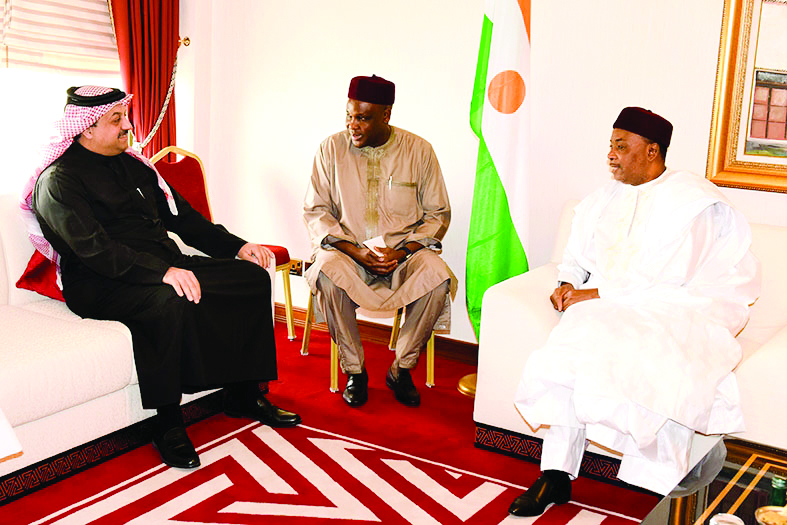 The President of the Republic of Niger, Mahamadou Issoufou, met yesterday with Minister of State for Defence Affairs H E Dr Khalid bin Mohamed Al Attiyah. During the meeting, the two sides exchanged views on bilateral relations, particularly in the milita