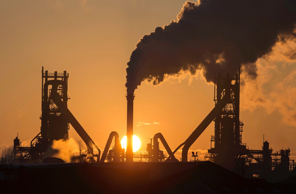 The sun rising above Tata Steels blast furnaces at their Scunthorpe Plant in north east England (AFP file photo / LINDSEY PARNABY) 