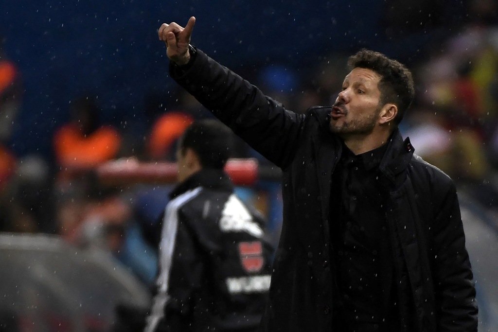 Atletico Madrid's Argentinian coach Diego Simeone shouts instructions to players during the Spanish league football match Club Atletico de Madrid vs RC Celta de Vigo at the Vicente Calderon stadium in Madrid on February 12, 2017. / AFP / CURTO DE LA TORRE