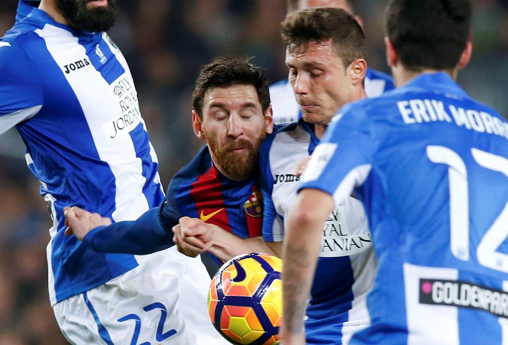 Football Soccer - Barcelona v Leganes - Spanish La Liga Santander - Camp Nou stadium, Barcelona, Spain - 19/02/17 - Barcelona's Lionel Messi in action against Leganes' Alberto Martin. REUTERS/Albert Gea 