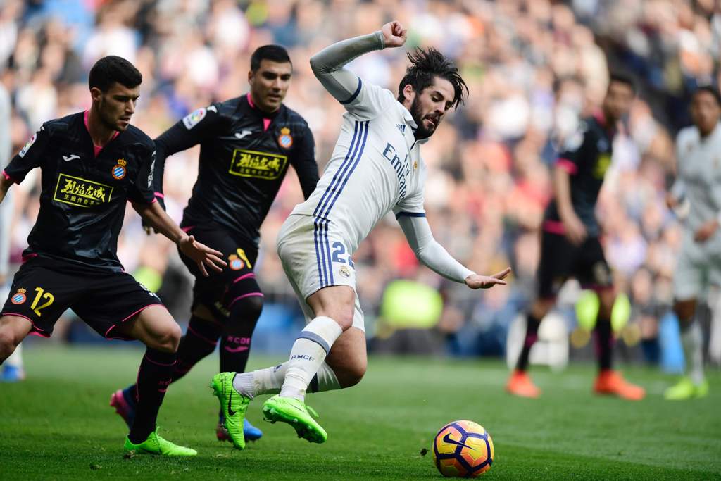 Espanyol's defender Aaron Martin (L) vies with Real Madrid's midfielder Isco during the Spanish league football match Real Madrid CF vs RCD Espanyol at the Santiago Bernabeu stadium in Madrid on February 18, 2017. / AFP / JAVIER SORIANO