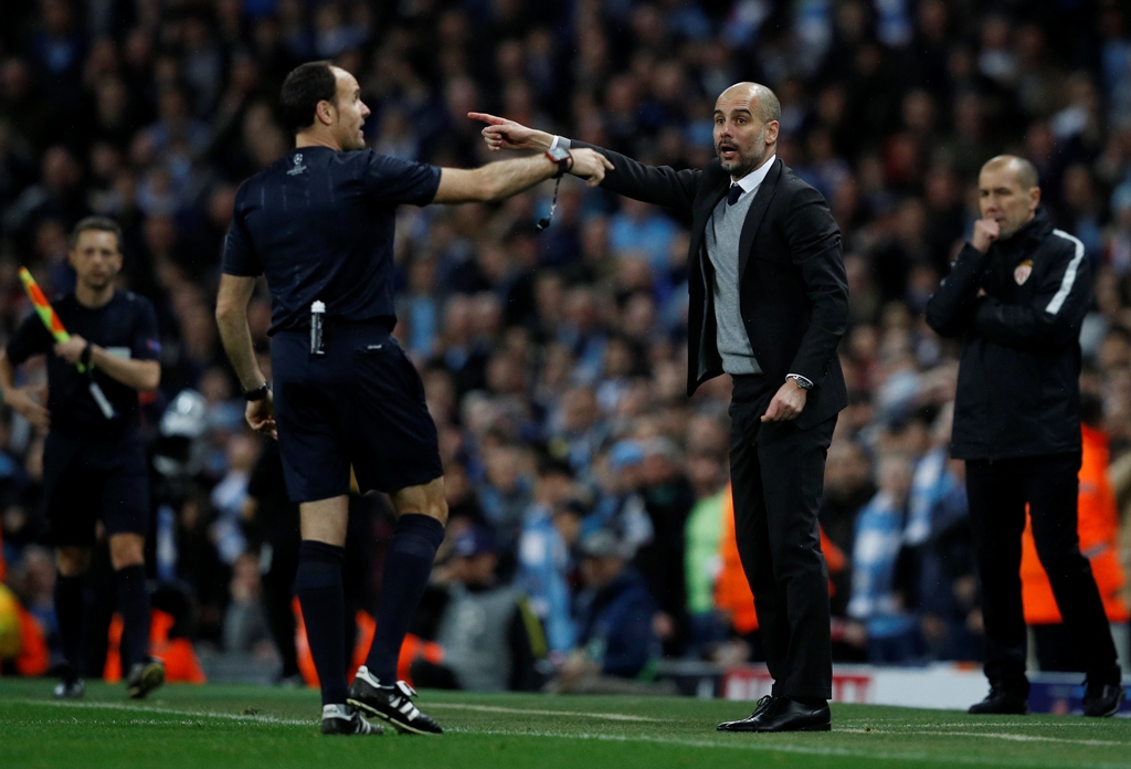  Manchester City manager Pep Guardiola with referee Antonio Mateu Lahoz Reuters / Phil Noble
