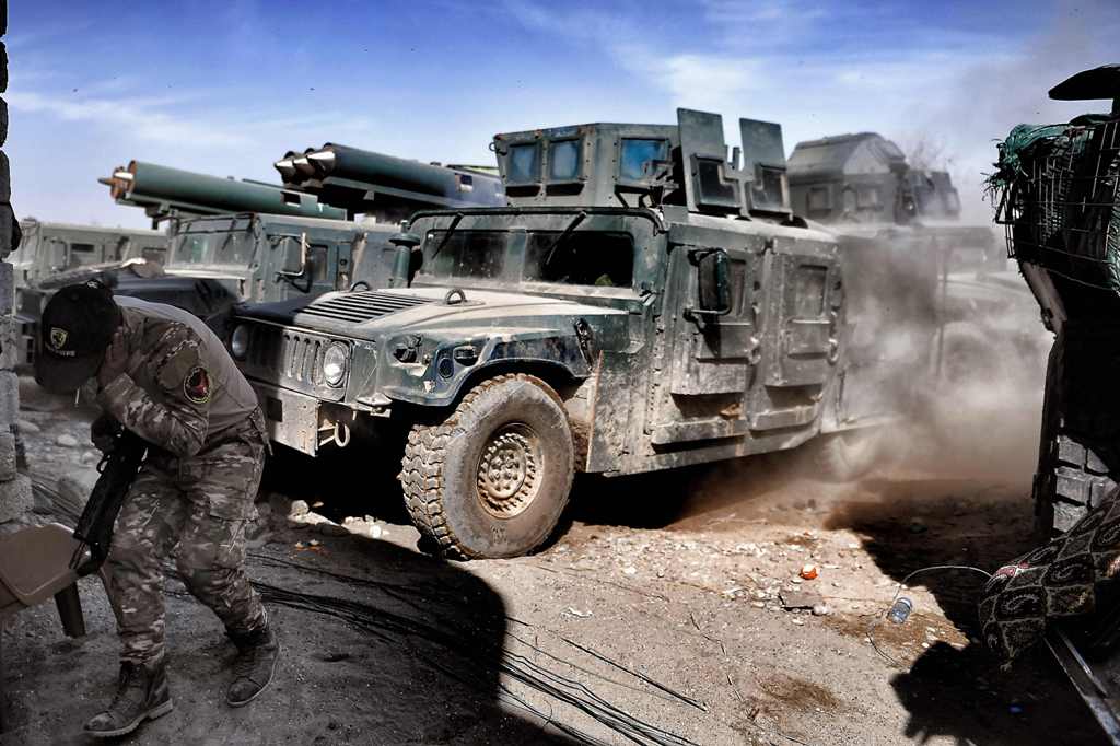 A member of the Iraqi rapid response division reacts following an explosion in Mosul on February 26, 2017 during an operation by Iraqi forces to retake the city from Islamic State (IS) group fighters. / AFP / ARIS MESSINIS