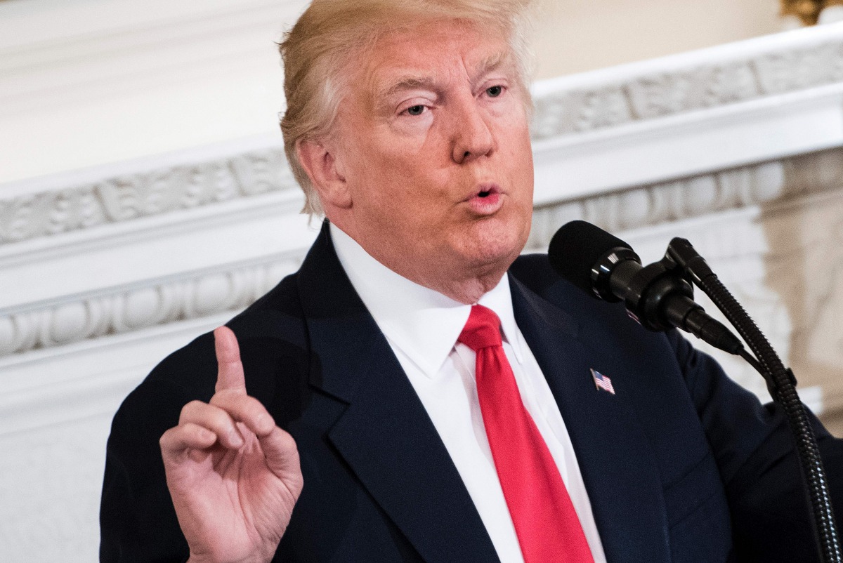 US President Donald Trump speaks to members of the National Governors Association and his administration before a meeting in the State Dining Room of the White House February 27, 2017 in Washington, DC. / AFP / Brendan Smialowski