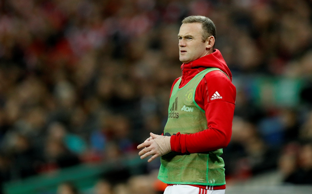Manchester United's Wayne Rooney warms up on the sideline during the match. Reuters / Carl Recine
