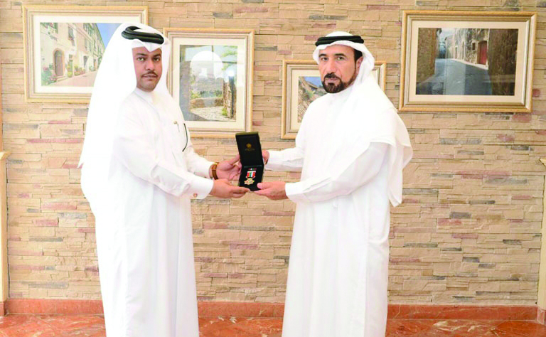 Lt General Saif Abdullah Al Sha’far awarding the medal to Ibrahim Mubarak Abdulrahman.