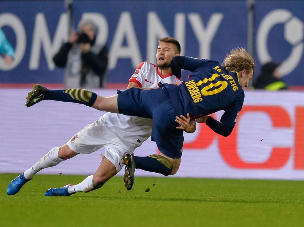 Augsburg's German midfielder Moritz Leitner and Leipzig's Swedish striker Emil Forsberg vie for the ball during the German first division Bundesliga football match between FC Augsburg and RB Leipzig in Augsburg, southern Germany, on March 3, 2017.  AFP / 
