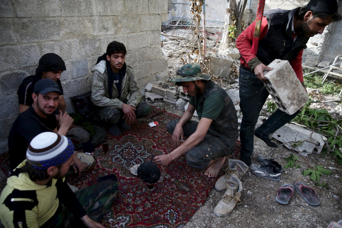FILE PHOTO: Free Syrian Army fighters rest in the rebel-controlled area of Jobar a suburb of Damascus. Syria, March 23, 2016 (REUTERS / Bassam Khabieh)