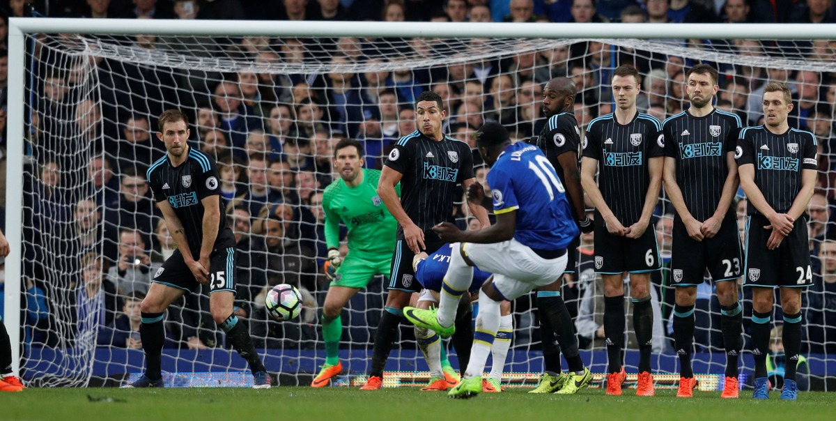 Everton's Romelu Lukaku shoots at goal from a free kick Reuters / Phil Noble 
