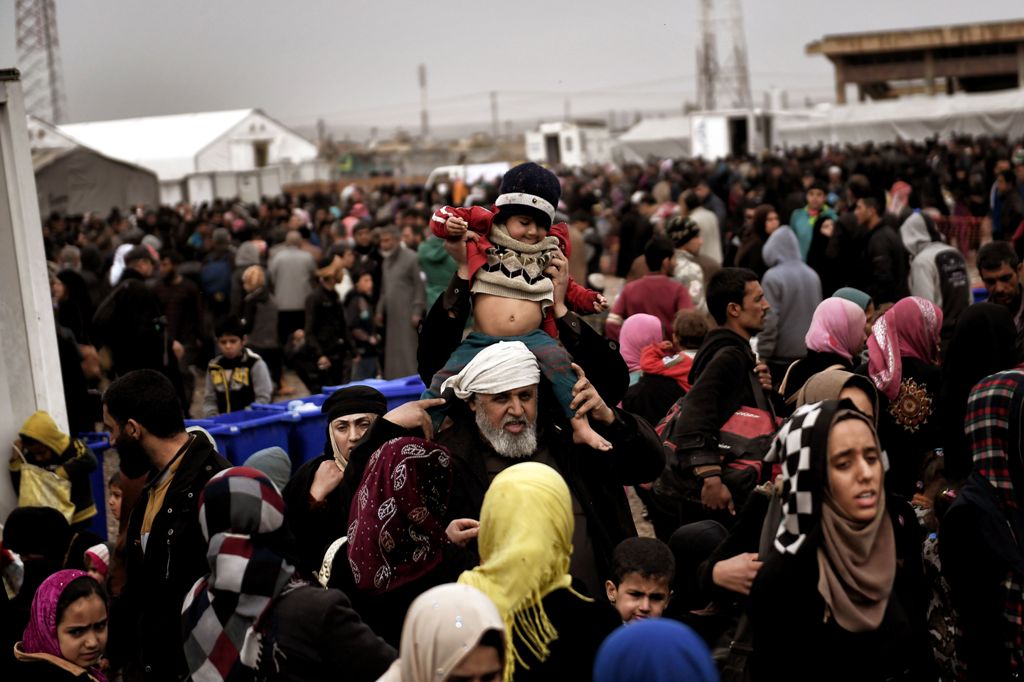 Displaced Iraqis from Mosul arrive at the Hamam al-Alil camp on March 13, 2017, during the government forces ongoing offensive to retake the western parts of the city from Islamic State (IS) group fighters. / AFP / ARIS MESSINIS
