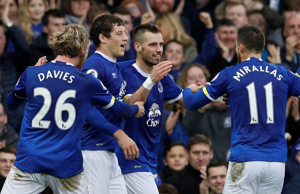 (File Photo) Everton's Morgan Schneiderlin celebrates with teammates. Reuters / Phil Noble 
