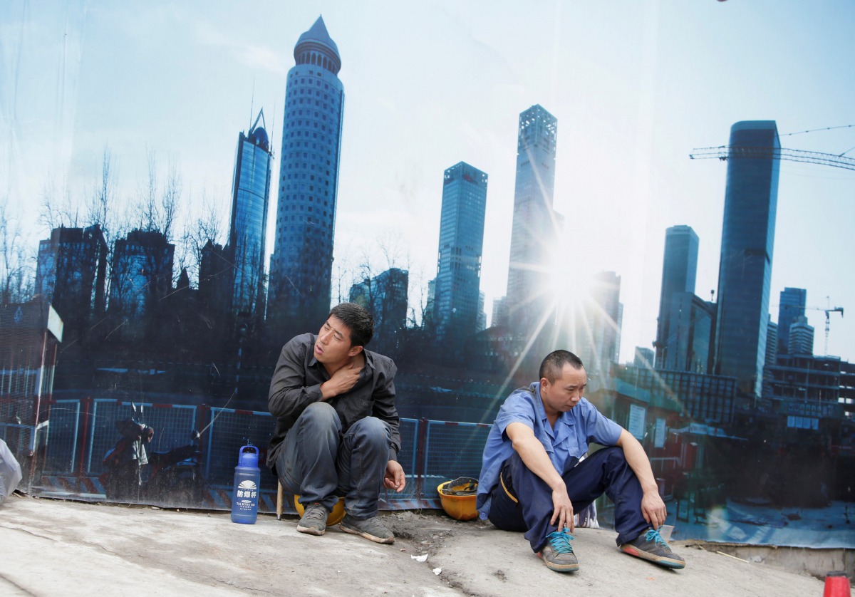 Workers rest outside a construction site in Beijing central business district, July 15, 2016 (REUTERS / Jason Lee) 