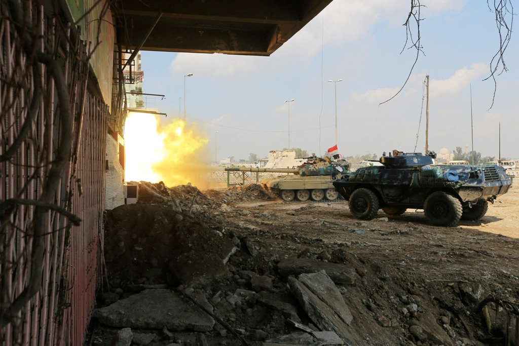 A tank of Iraqi rapid response forces fires against Islamic State militants at the Bab al-Tob area in Mosul, Iraq, March 14, 2017. REUTERS/Ari Jalal 