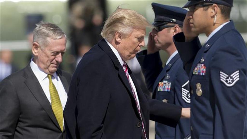 US President Donald Trump (center) and Secretary of Defense James Mattis (L) board Air Force One prior to departing from Andrews Air Force Base in Maryland, March 2, 2017. (Photo by AFP).